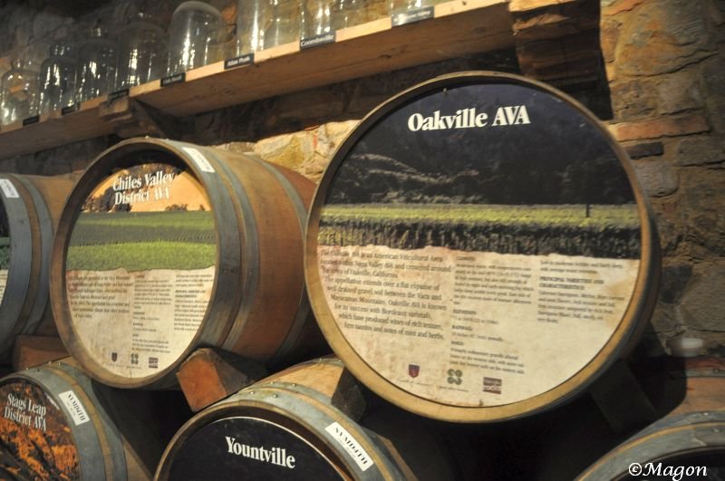 Бочки с этикетками «Oakville AVA» и «Chiles Valley District AVA» в Castello Di Amorosa